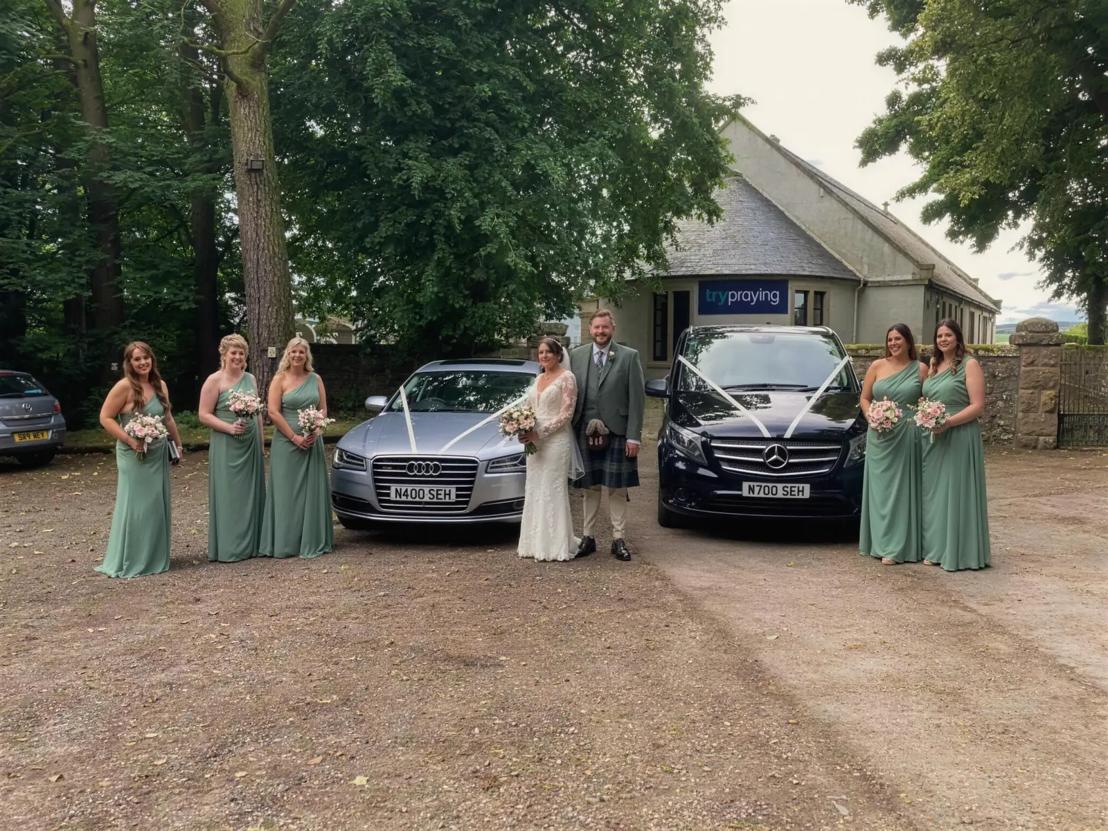 Wedding party with an Audi A8 L and Vito dressed with ribbons